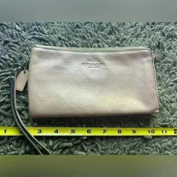 Authentic Coach wristlet wallet pale pink. Leather. - Picture 5 of 14